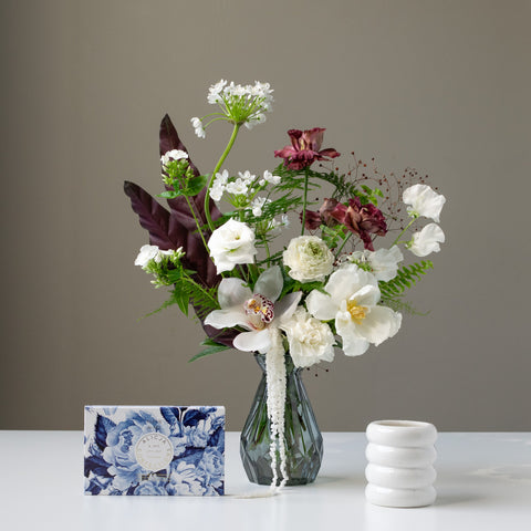 A simple but elegant arrange accompanied with a scented candle and a delicious chocolate bar